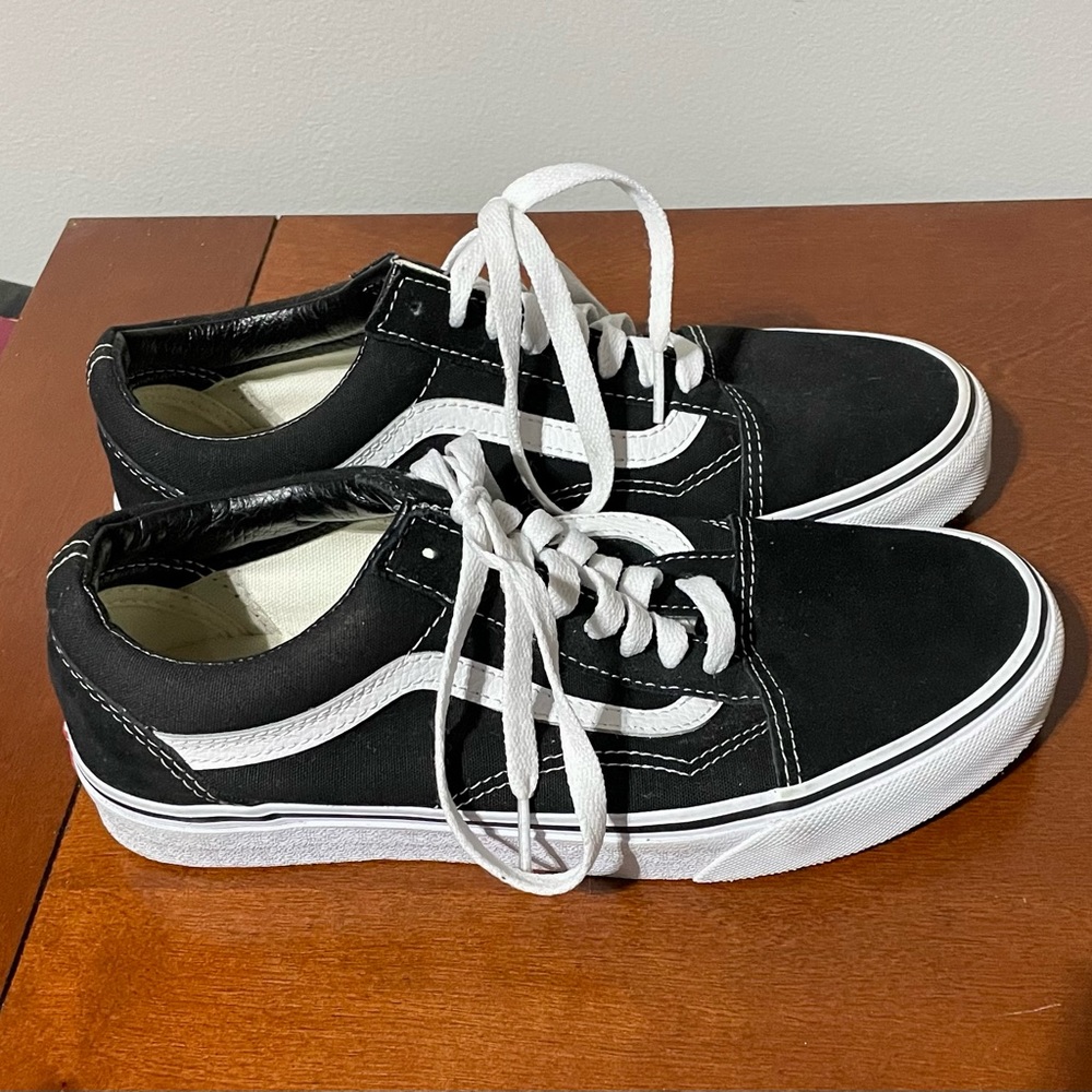 Black and white low cut Vans size 7 men’s and 8.5 women’s